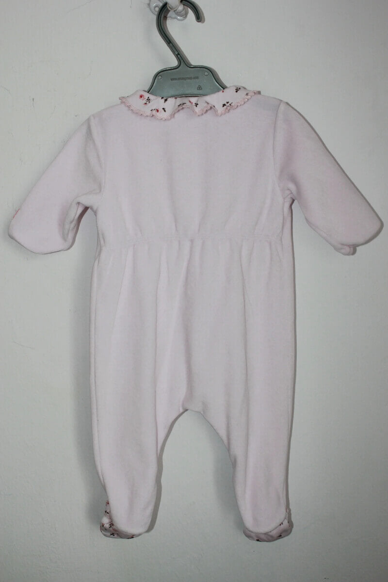 tweedehands-lichtroze-zacht-velours-boxpakje-volantkraagje-maat-62-petit-bateau