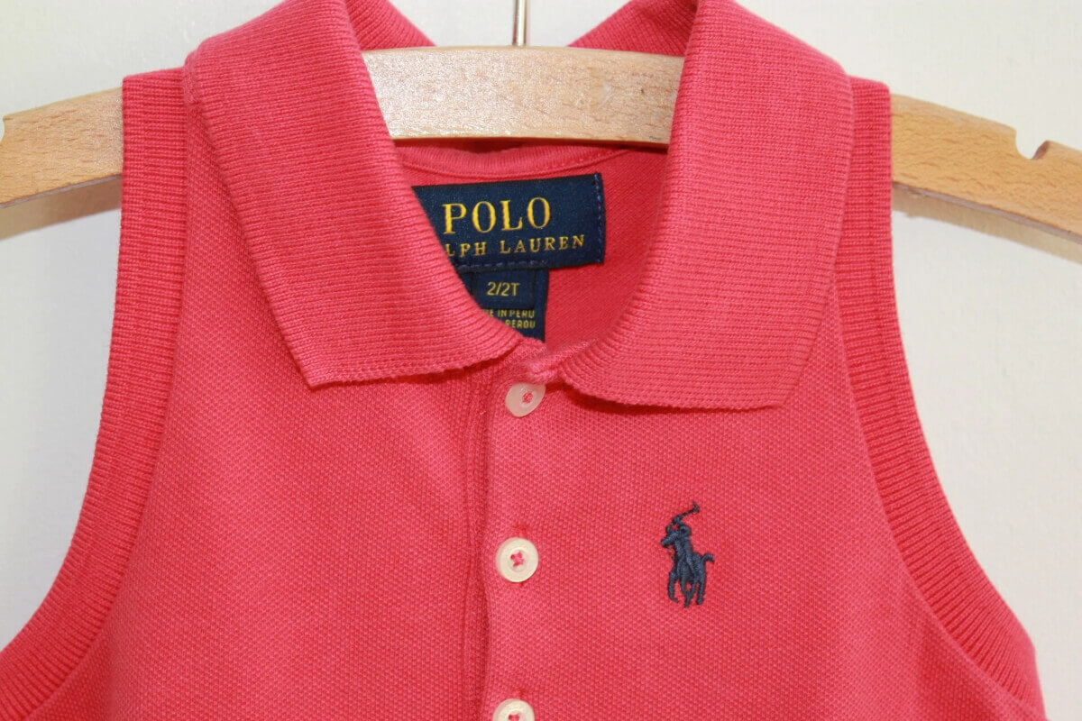tweedehands-koraalroze-witte-mouwloze-polo-volant-maat-92-meisje-ralph-lauren