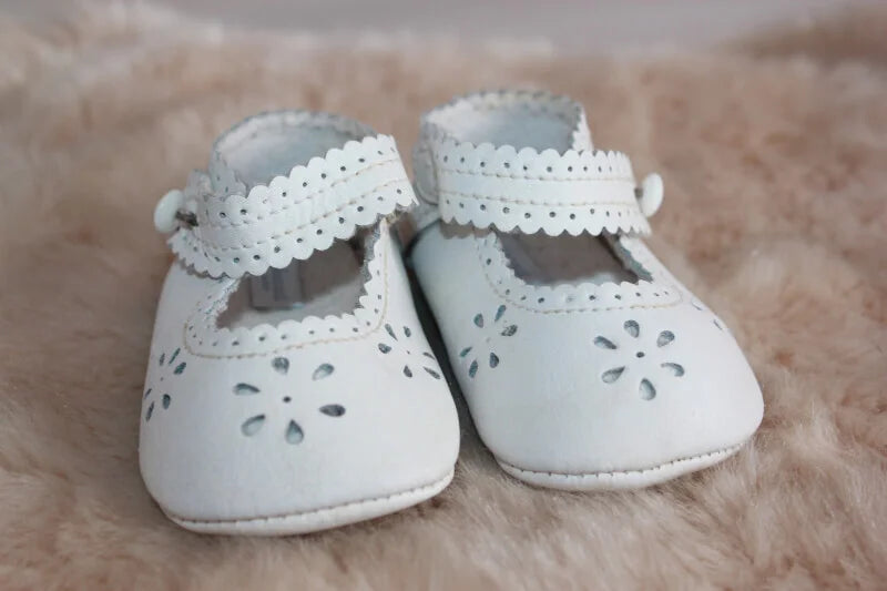 tweedehands witte leren jacadi schoentjes maat 16 voor een baby meisje