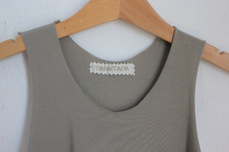 beige-mouwloos-shirt-maat-134-meisje-tapa-tapa
