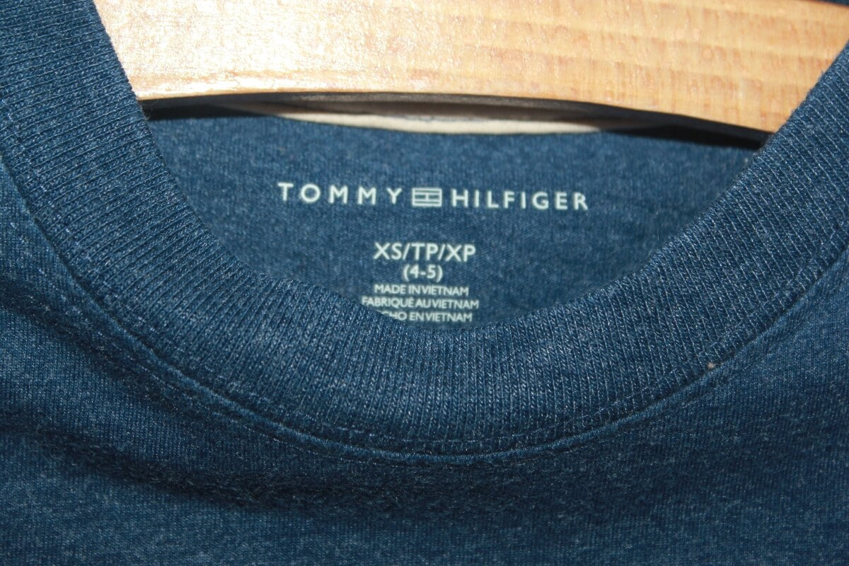 tweedehands-t-shirt-korte-mouwen-lichtgevende-print-maat-104-jongen-tommy-hilfiger