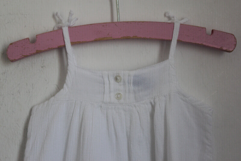 tweedehands-witte-zomerse-jurk-schouderbandjes-maat-68-baby-meisje-boutchou