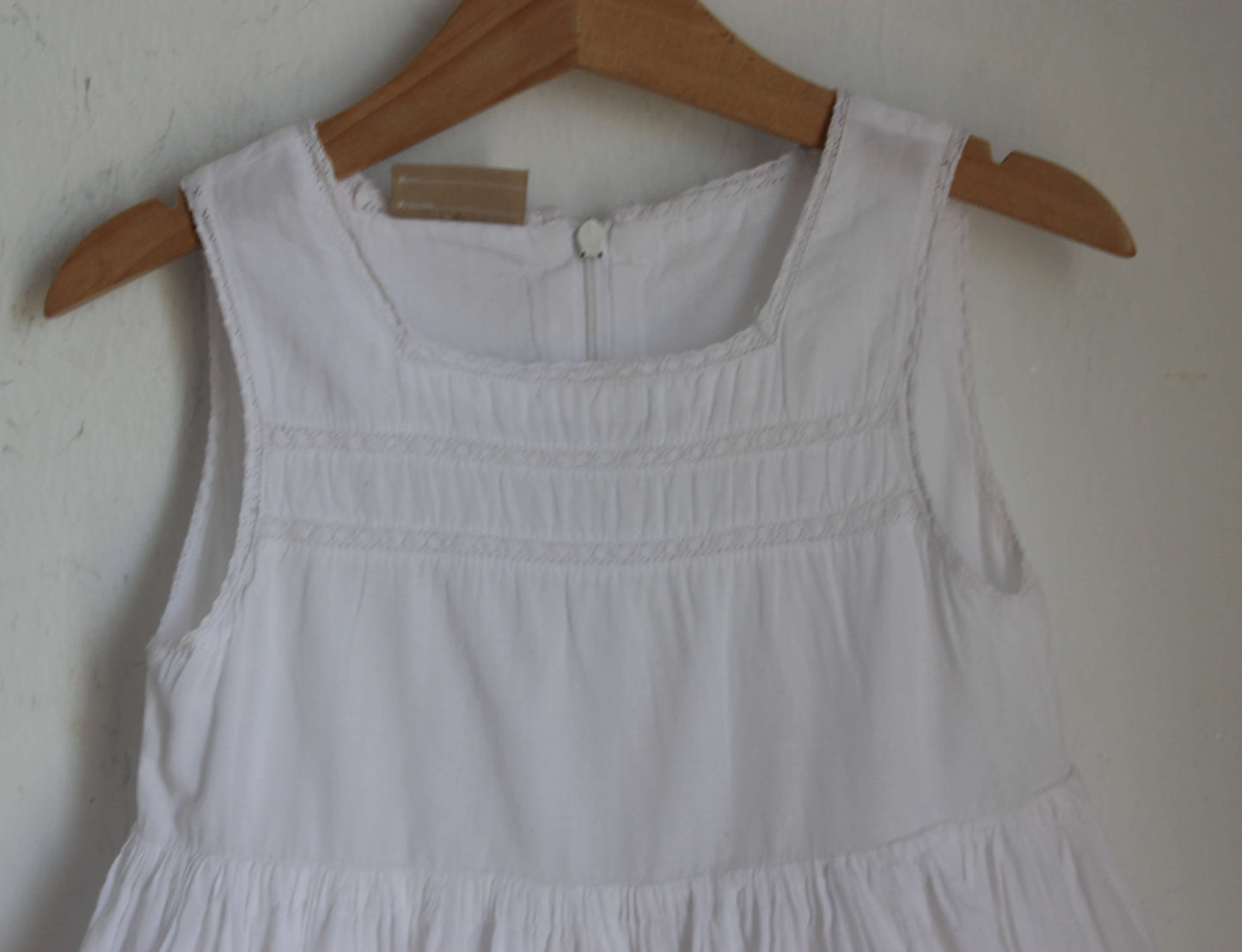 tweedehands-witte-zomerse-mouwloze-jurk-dpam-maat-104-meisje
