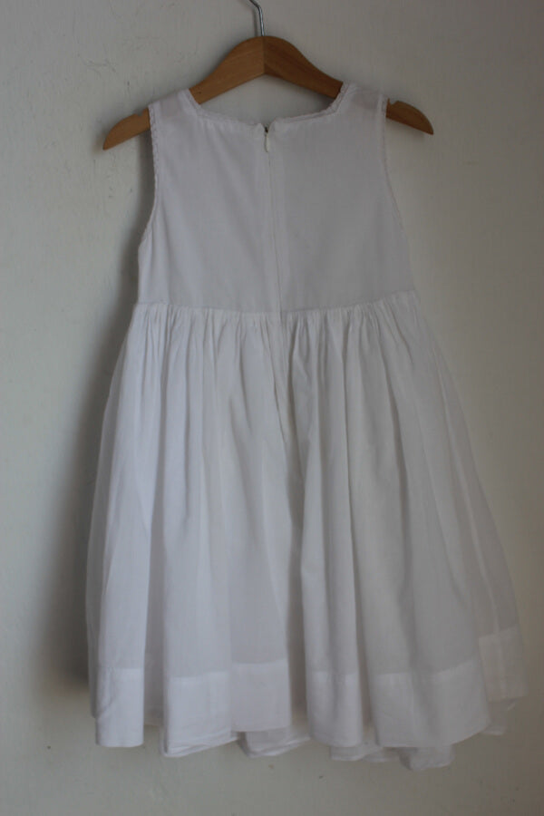 tweedehands-witte-zomerse-mouwloze-jurk-dpam-maat-104-meisje