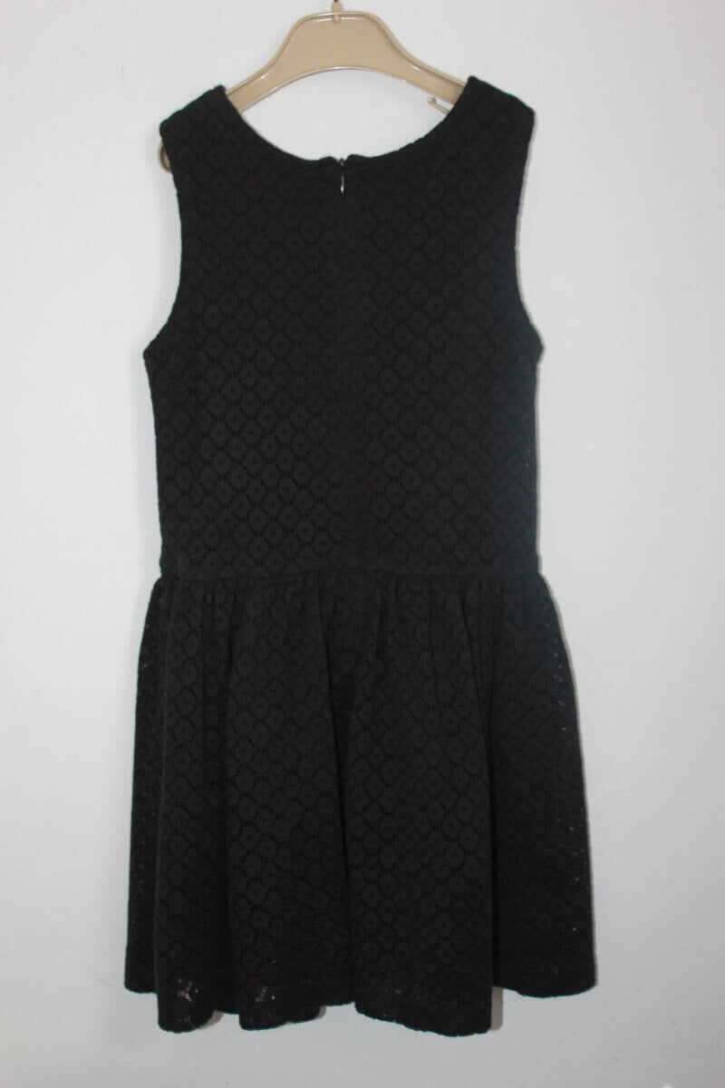 pre-owned-zwarte-mouwloze-jurk-kant-maat-122-meisje-monoprix