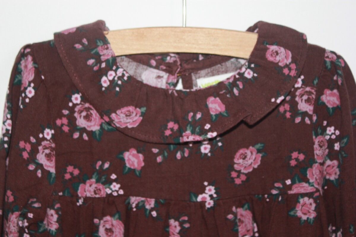 preloved auberinepaarse, met roze en groen, gebloemde jurk met lange mouwen en volant bij de hals van vert baudet in maat 104