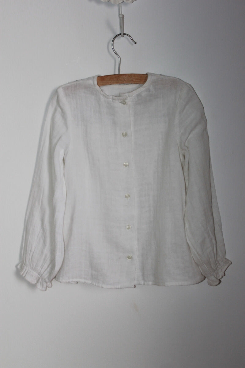 Preloved katoenen witte blouse met grijs geborduurde bloemen op de borst en lange mouwen van Fina Ejerique in maat 116 