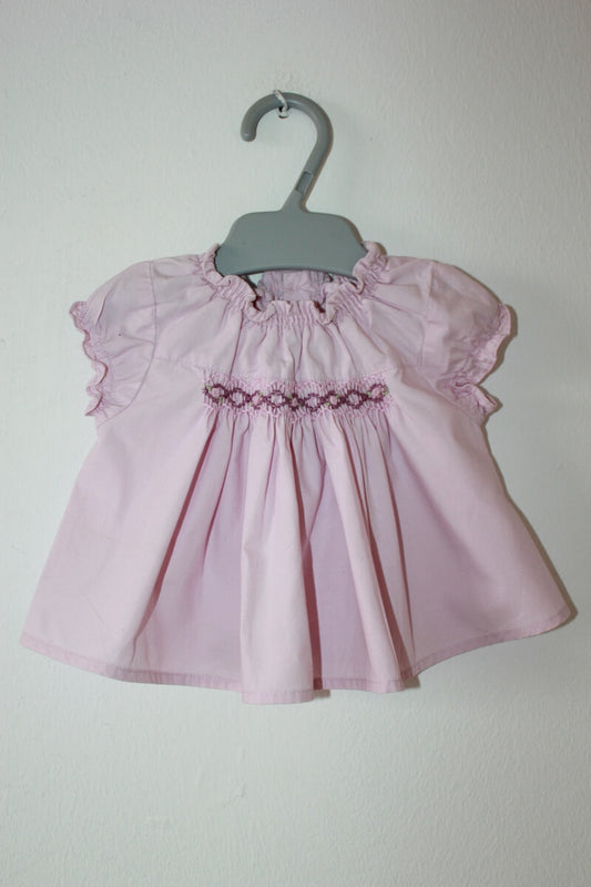 tweedehands roze gesmockte katoenen blouse met korte mouwen in maat 56 oor een baby meisje van jacadi