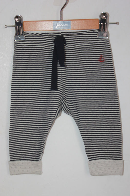 tweedehands unisex katoenen donkerblauw met creme gestreepte lange broek in maat 62 van petit bateau