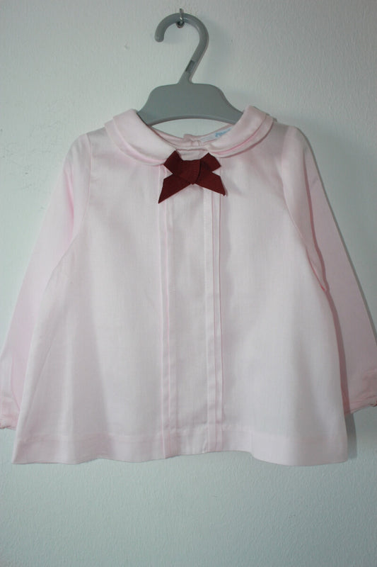 tweedehands roze katoenen blouse met lange mouwen en bordeaux strikje bij de hals, van jacadi in maat 74 voor een baby meisje