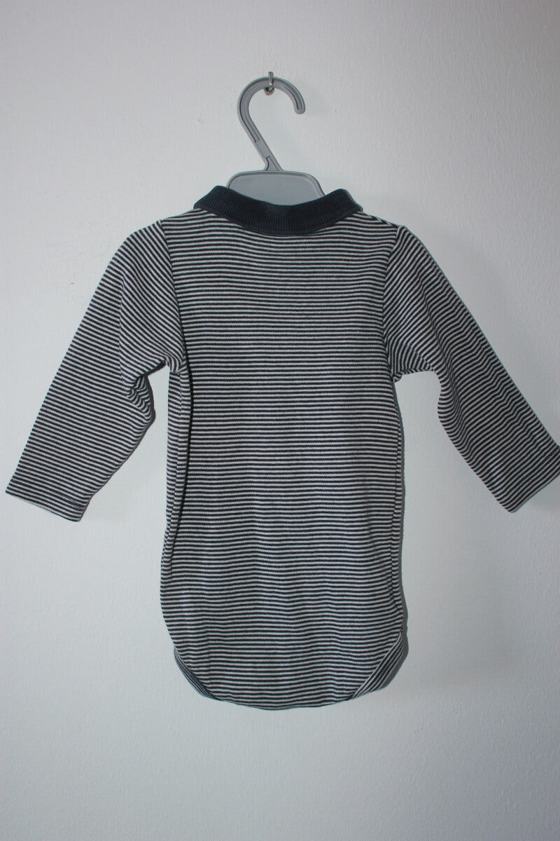tweedehands donkerblauw met wit gestreepte romper met lange mouwen in maat 68 voor een baby jongen van petit bateau