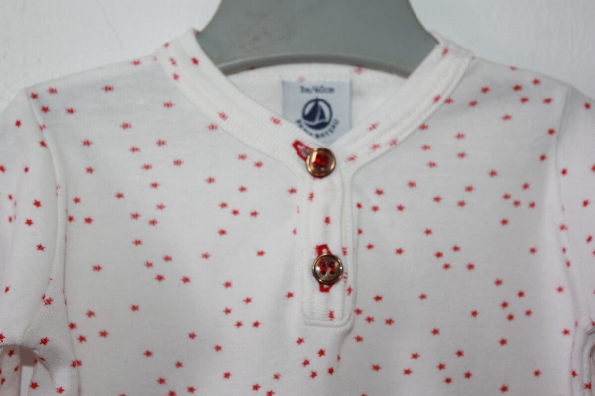 preloved unisex katoenen witte longsleeve met rode sterretjes van petit bateau in maat 62