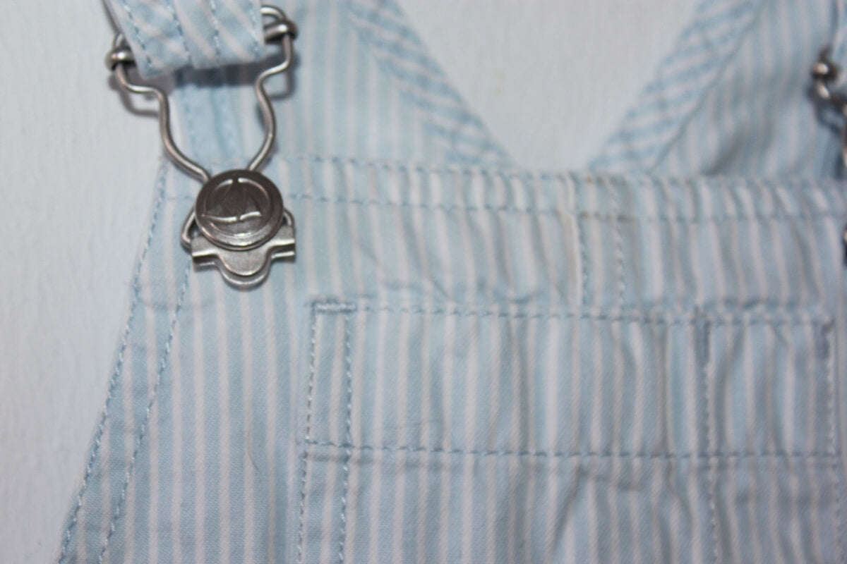 preloved katoenen lichtblauw met witte zomerse korte salopette, of tuinbroek, van petit bateau in maat 74 voor een baby jongen