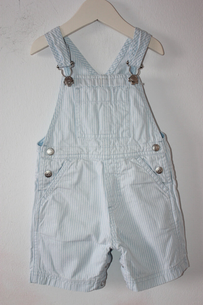 preloved katoenen lichtblauw met witte zomerse korte salopette, of tuinbroek, van petit bateau in maat 74 voor een baby jongen