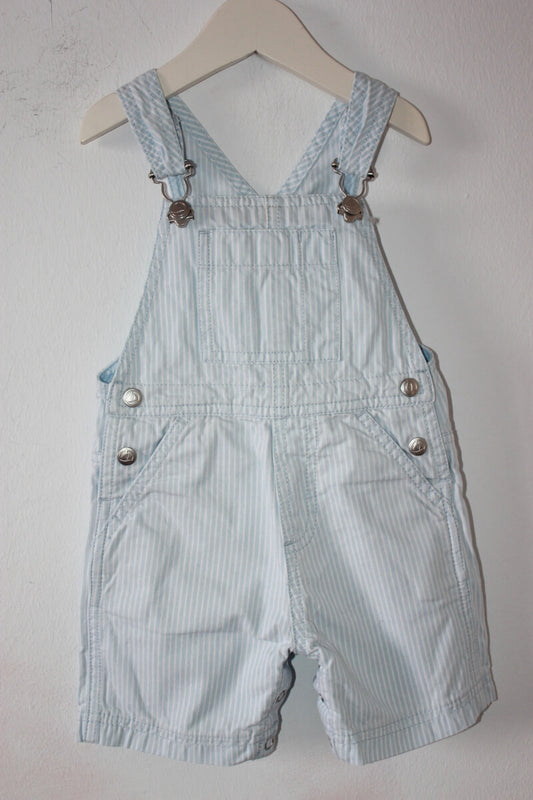 preloved katoenen lichtblauw met witte zomerse korte salopette, of tuinbroek, van petit bateau in maat 74 voor een baby jongen