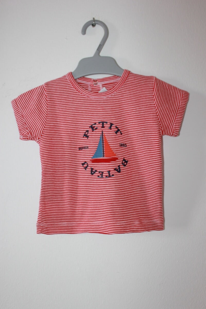 tweedehands rood gestreept t-shirt met korte mouwen van petit bateau in maat 68 voor een baby jongen