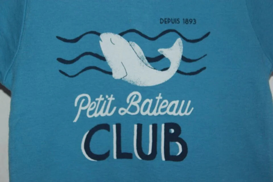 tweedehands katoenen blauw, oranje en wit t-shirt met korte mouwen en een walvis van petit bateau in maat 68 voor een baby jongen
