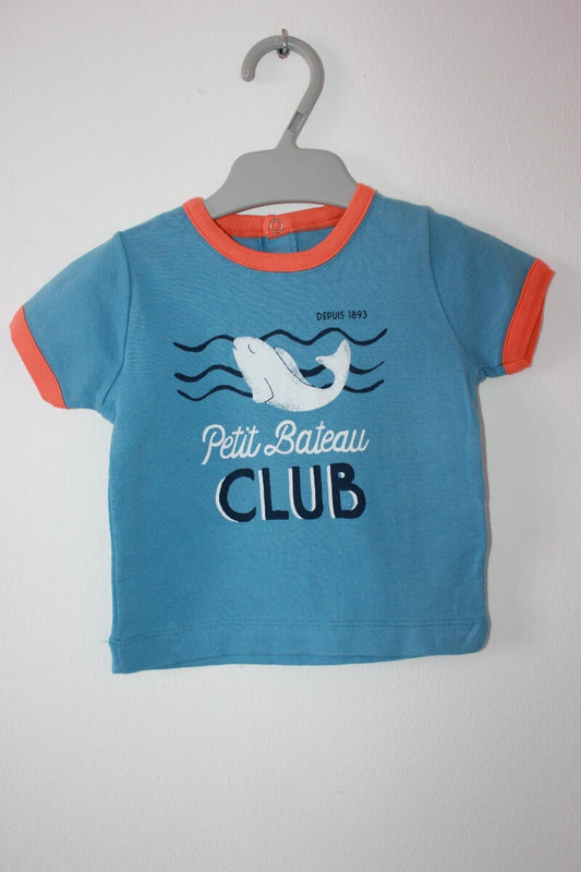tweedehands katoenen blauw, oranje en wit t-shirt met korte mouwen en een walvis van petit bateau in maat 68 voor een baby jongen