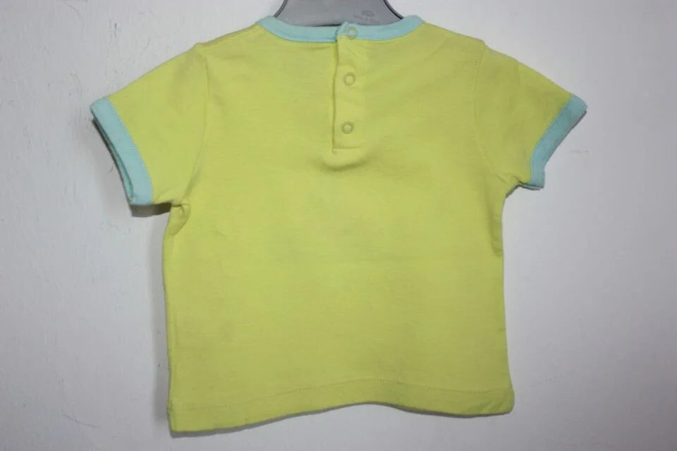 preloved katoenen geel t-shirtje met korte mouwen en zeilboot van petit bateau in maat 68 voor een baby jongen