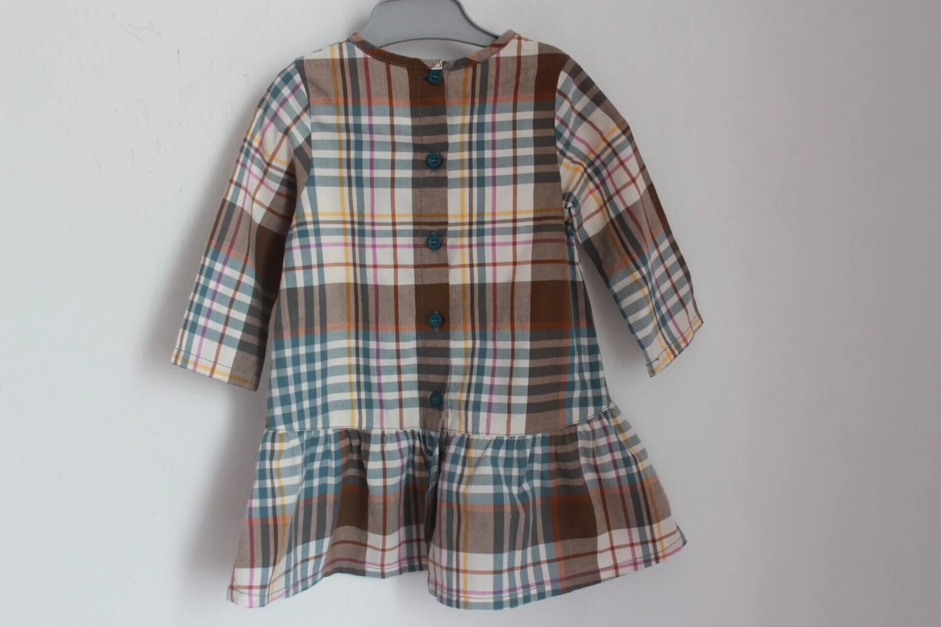 tweedehands katoenen geruite jurk in multicolour met lange mouwen van petit bateau, maat 68