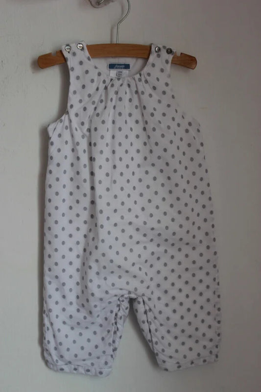 tweedehands winterse witte katoenen mouwloze jumpsuit met grijze stippen van jacadi in maat 74 voor een baby meisje