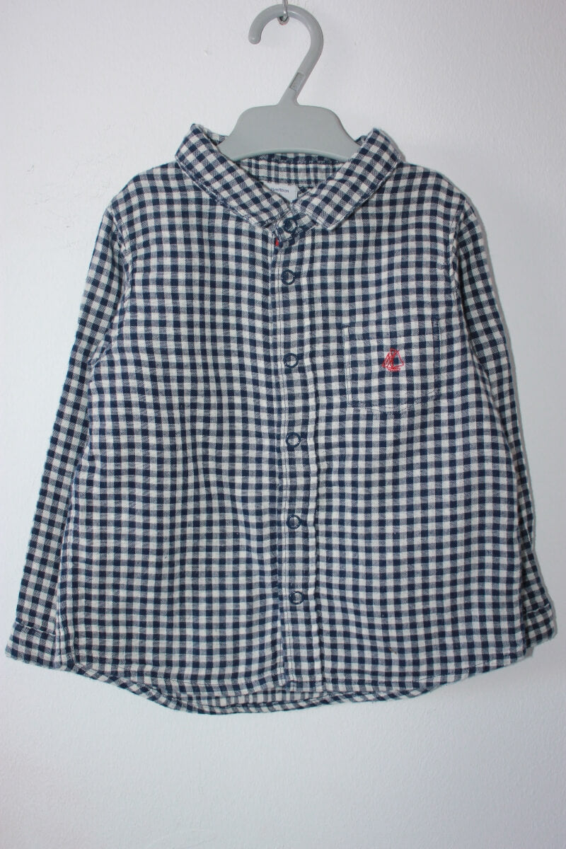 tweedehands katoenen donkerblauw met wit geruit overhemd van petit bateau in maat 110 voor een jongen