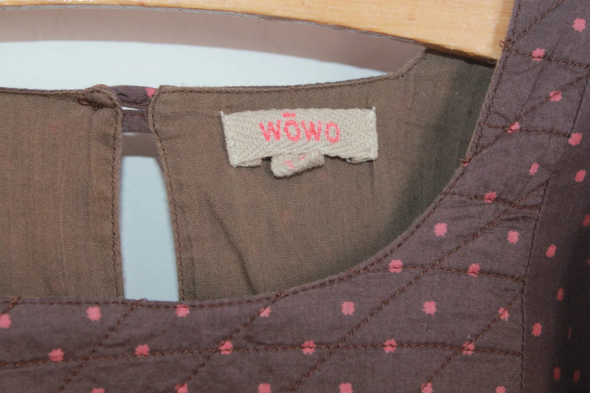 preloved katoenen bruine jurk met roze bloemetjes en lange mouwen in maat 116 van wowo paris