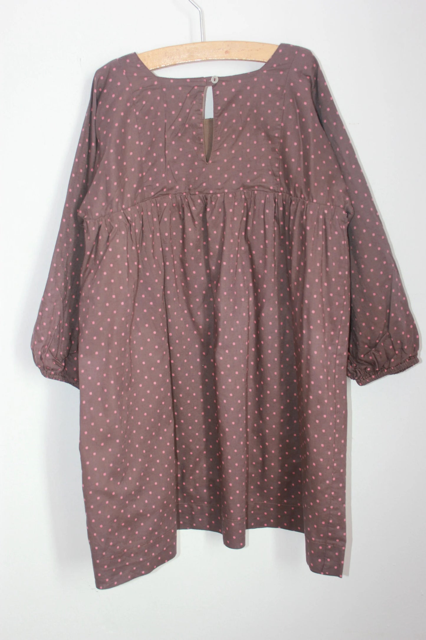 preloved katoenen bruine jurk met roze bloemetjes en lange mouwen in maat 116 van wowo paris