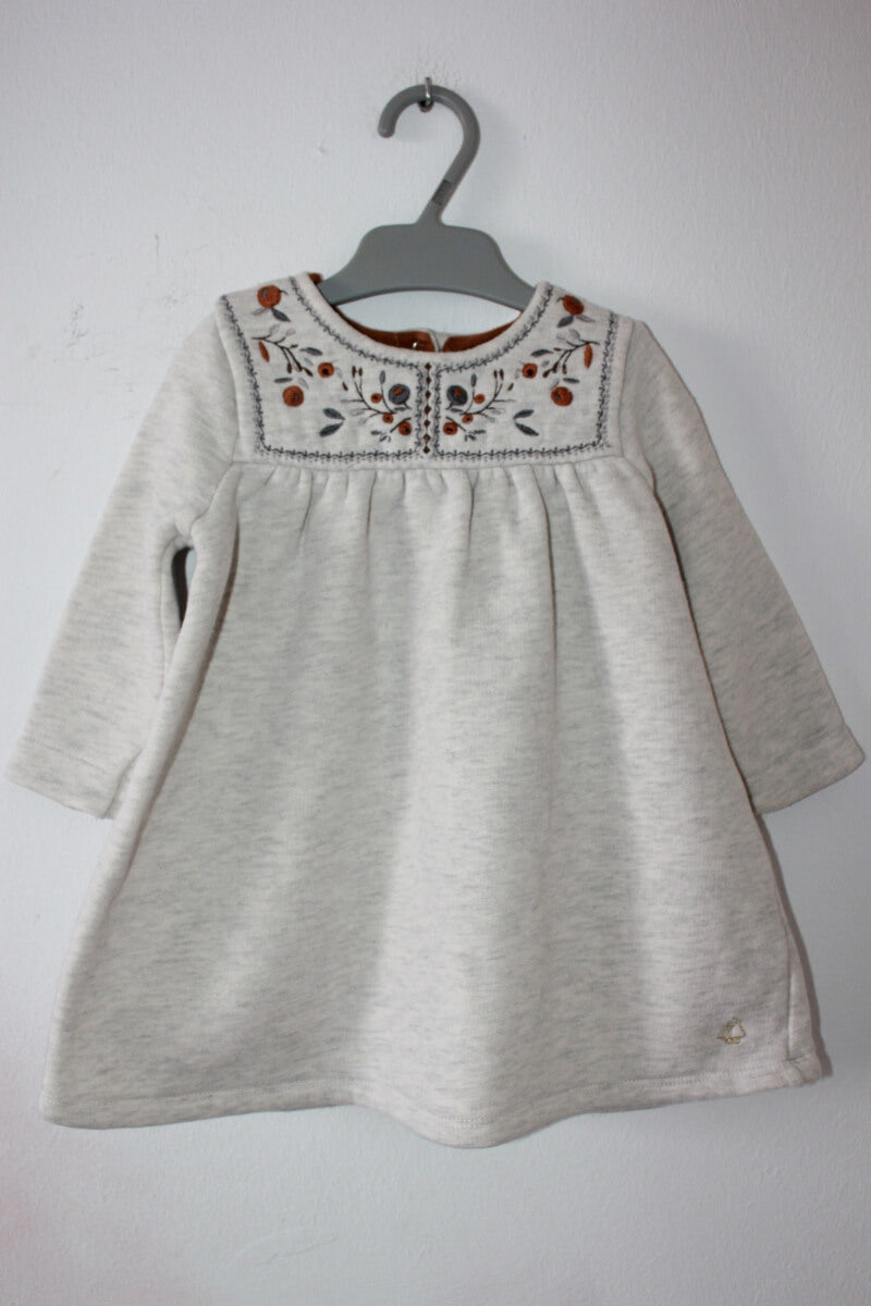 preloved katoenen lichtgrijze jurk met geborduurde bloemen op de borst van petit bateau in maat 74 voor een baby meisje
