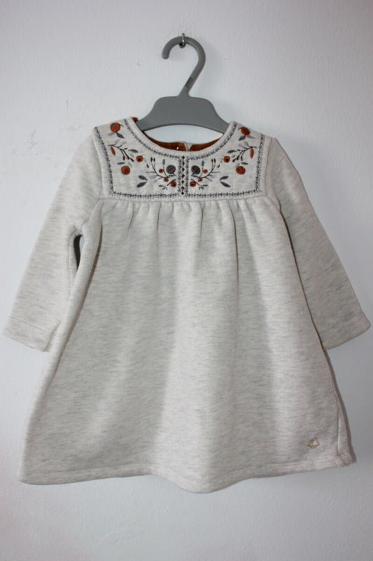 preloved katoenen lichtgrijze jurk met geborduurde bloemen op de borst van petit bateau in maat 74 voor een baby meisje