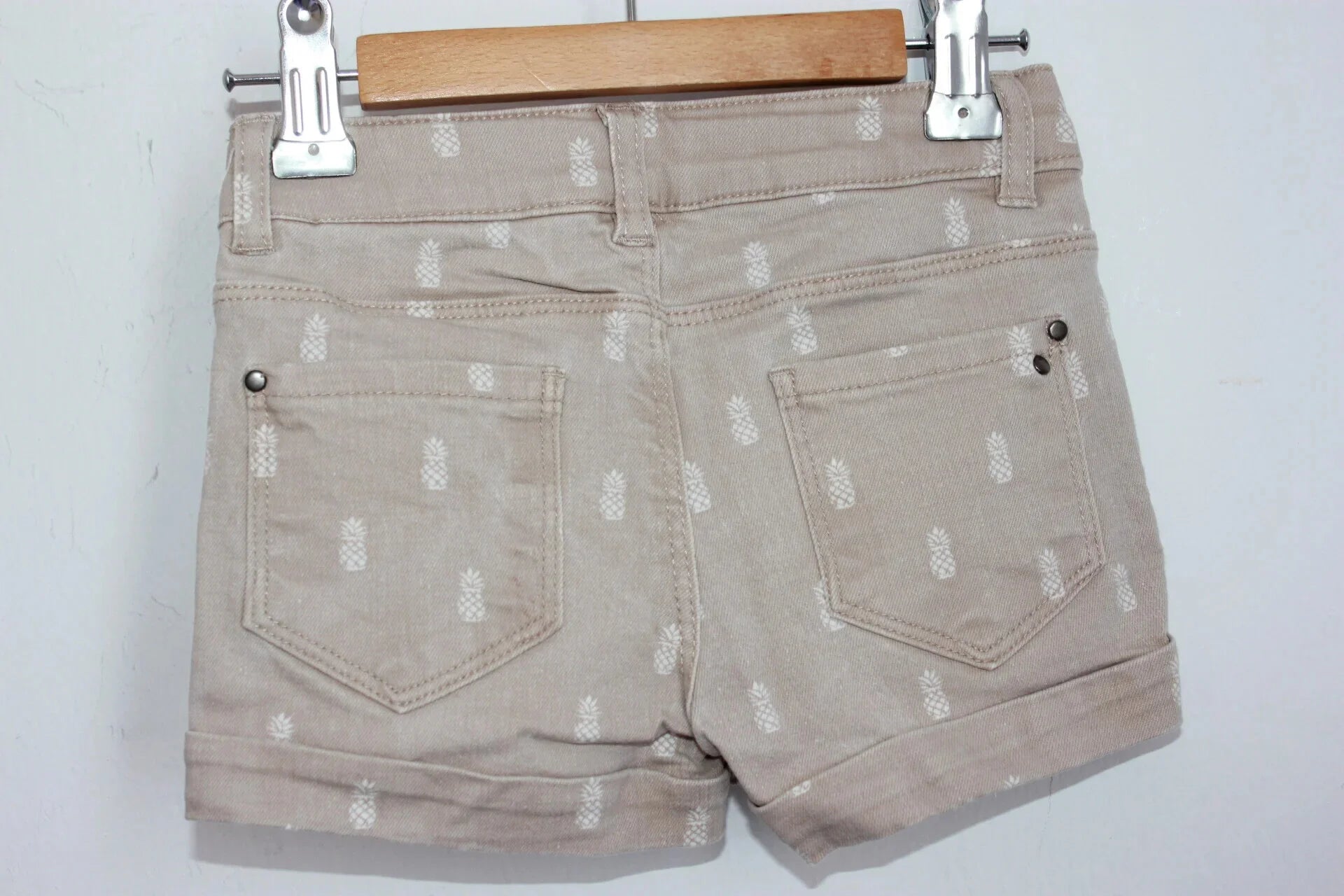 tweedehands-beige-short-ananas-print-maat-92-monoprix