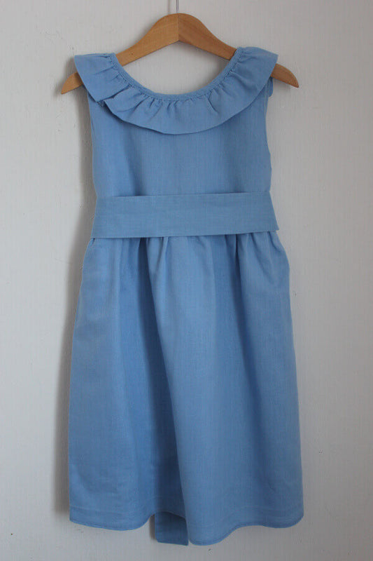 tweedehands-lichtblauwe-zomerse-mouwloze-jurk-volant-open-rug-maat-122-patricia-mendiluce