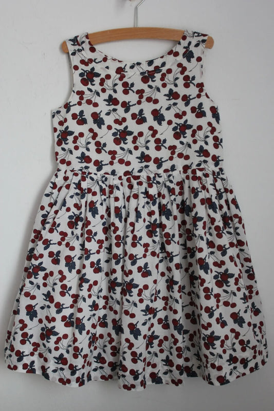 tweedehands-zomerse-mouwloze-jurk-kersen-maat-116-bonpoint