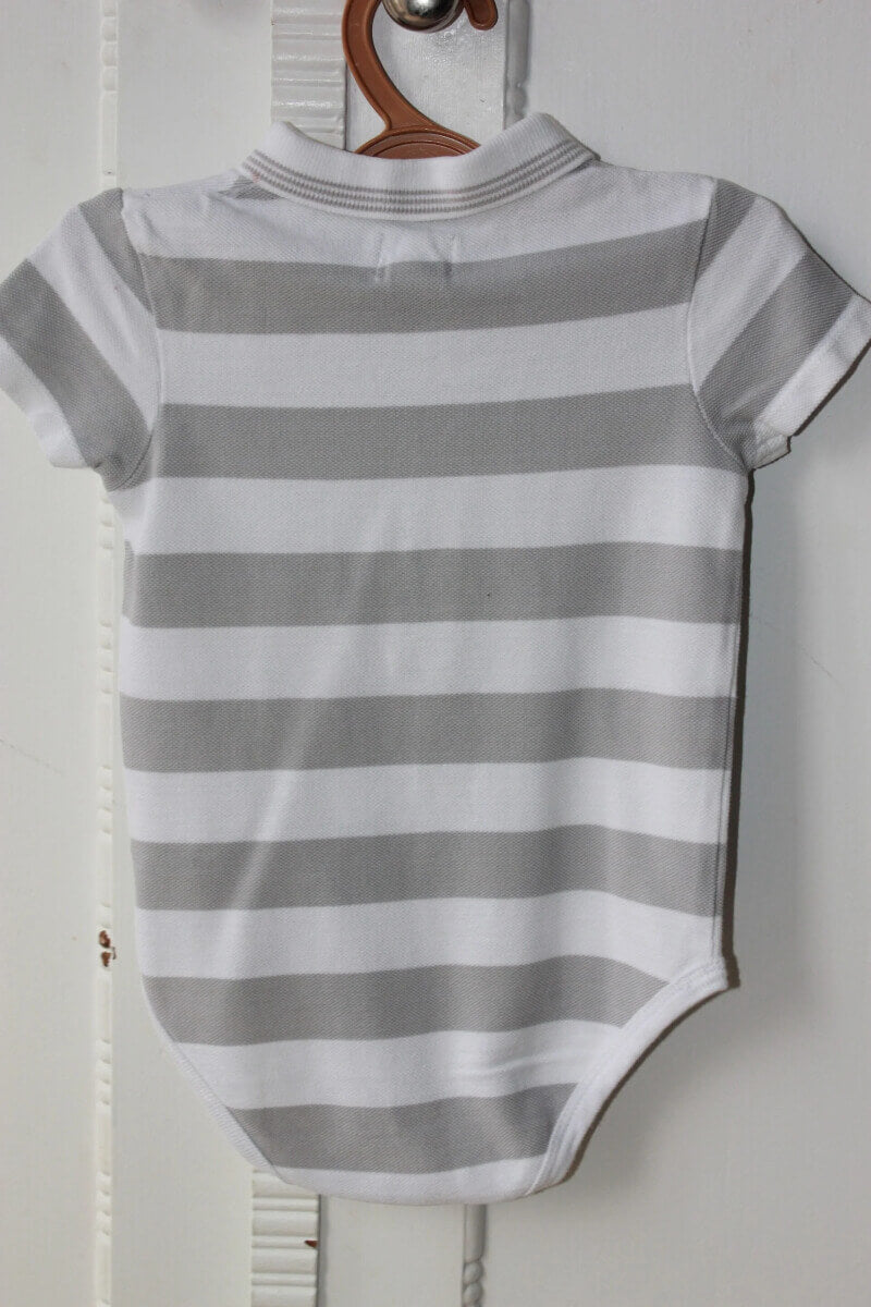 tweedehands-grijs-wit-gestreept-romperpakje-korte-mouwen-cyrillus-baby-jongen-maat-80