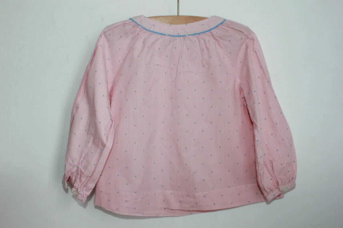 tweedehands koraalroze met wit en lichtblauwe katoenen blouse met langem mouwen van jacadi in maat 86 voor een baby meisje