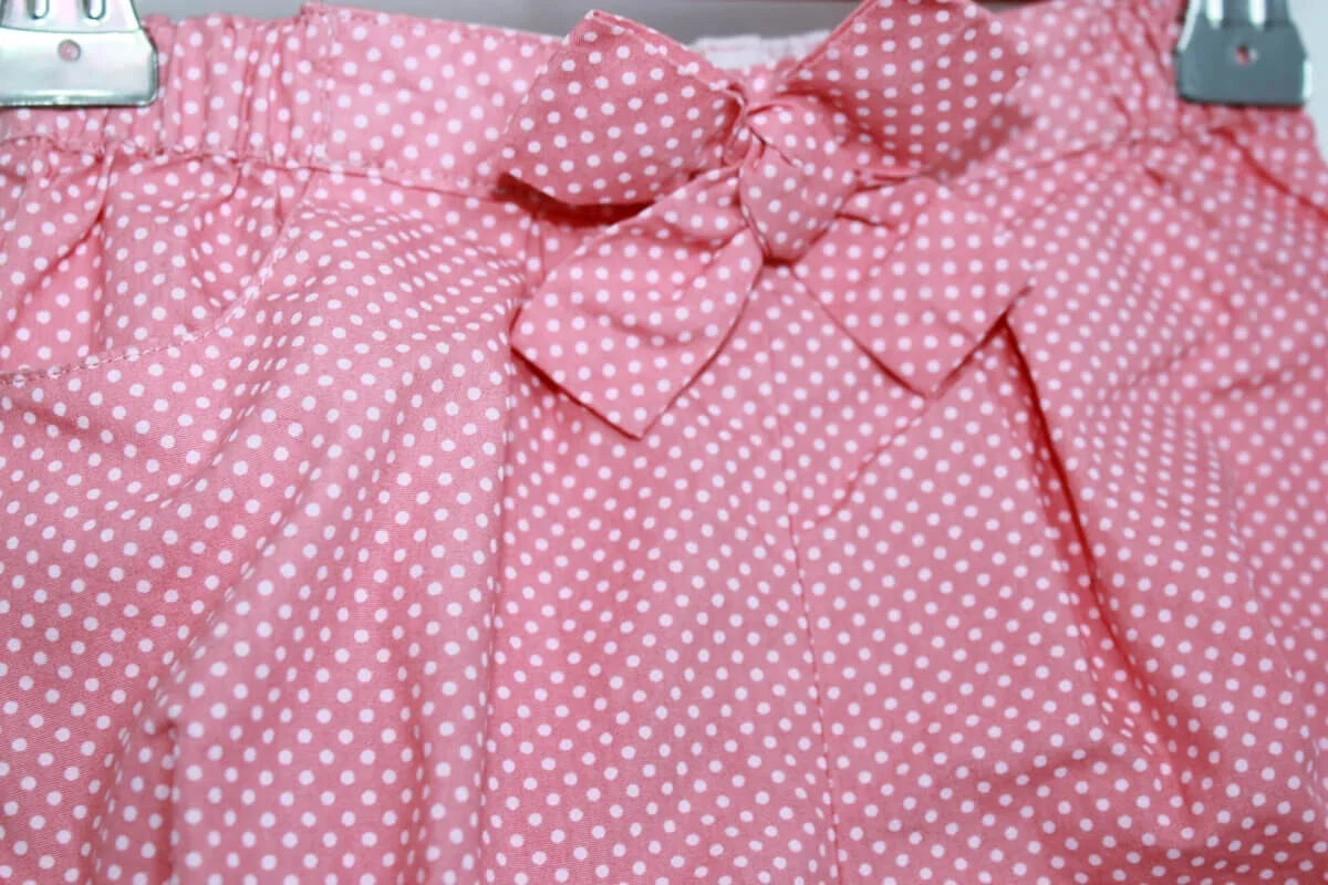 tweedehands katoenen roze korte broek van jacadi met creme stipjes in maat 68 voor een baby meisje