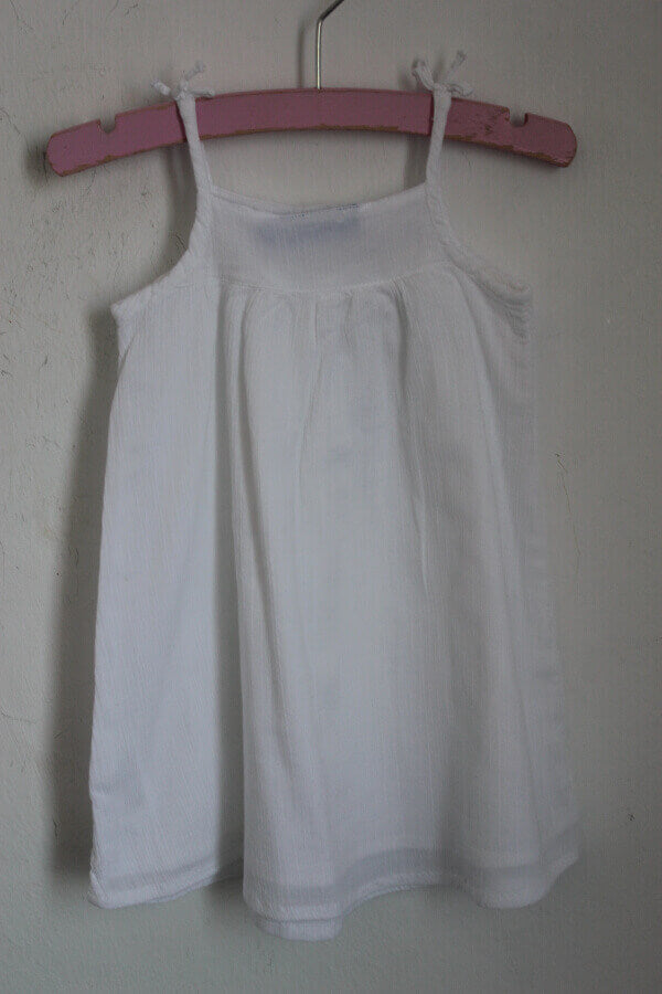 tweedehands-witte-zomerse-jurk-schouderbandjes-maat-68-baby-meisje-boutchou