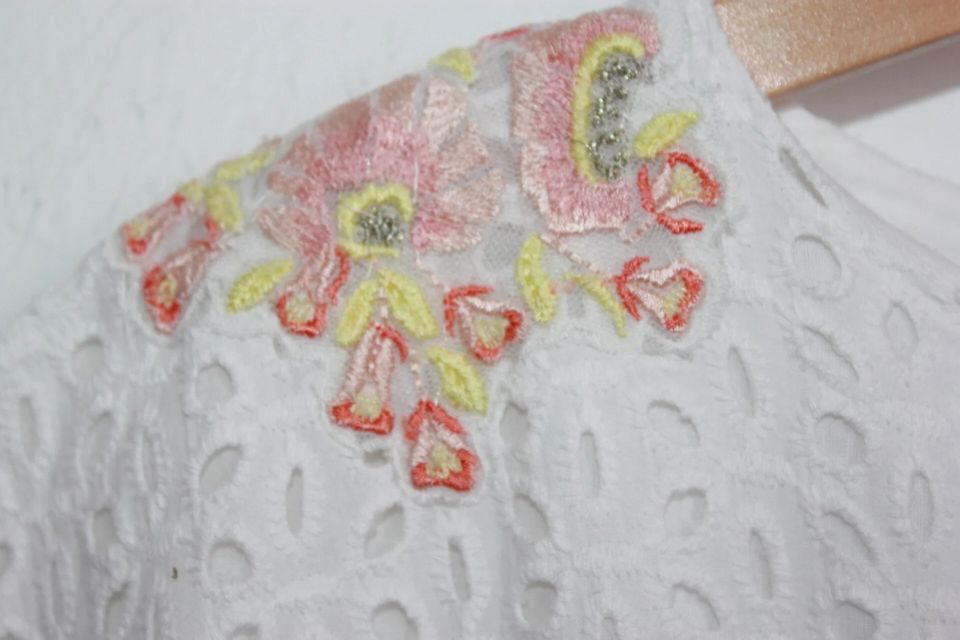 tweedehands-witte-korte-zomerse-mono-maat-134-meisje-carrément- beau