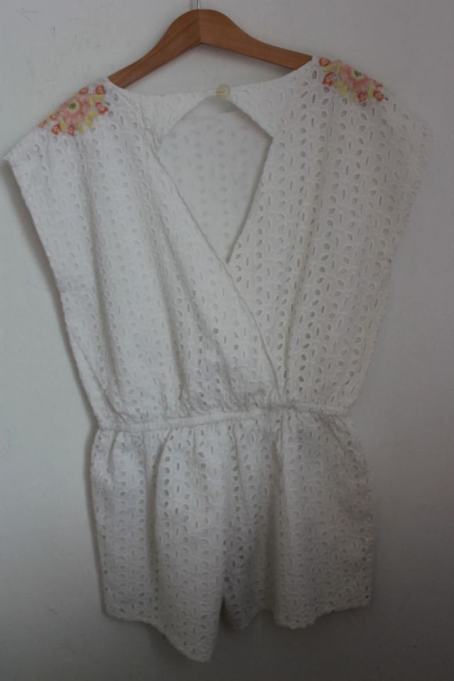 tweedehands-witte-korte-zomerse-mono-maat-134-meisje-carrément- beau